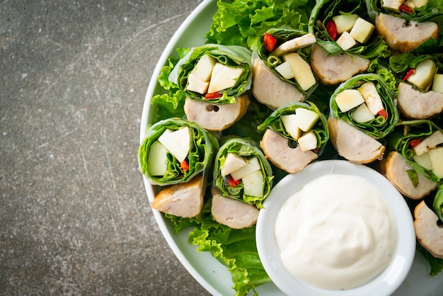 Gemüsewickel oder Salatbrötchen mit cremiger Salatsauce - Gesunder Ernährungsstil