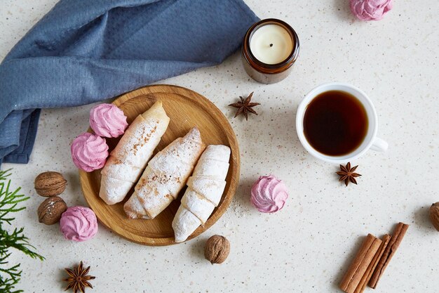 Gemütliche, ästhetische, handgemachte Weihnachtshalbmond-Bagels mit Zimtstangen, Marshmallow-Walnüssen und Kaffee Gemütliches Zuhause