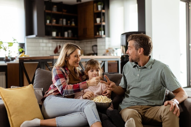 Gemütliche Familienzeit mit Lachen und Popcorn an einem beiläufigen Abend