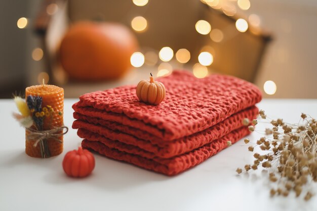 Gemütliche Herbstkomposition mit Kürbiskerzenblättern und Textil