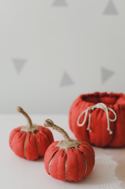 Gemütliche herbstliche Wohnkultur mit Stoffkürbissen Thanksgiving und Halloween Konzept