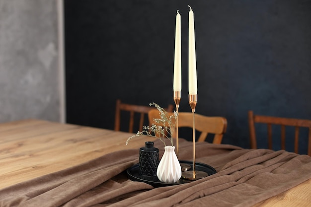 Foto gemütliche inneneinrichtung. wohnzimmerkomposition mit stilvollen minimalistischen wohnaccessoires auf dem tisch