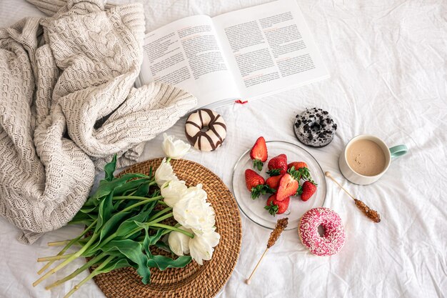 Gemütliche Komposition mit einem Strauß Tulpen und einer Tasse Kaffee