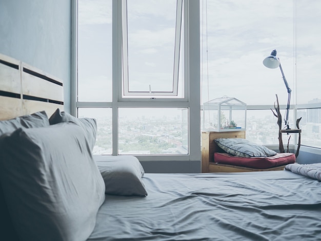 Gemütliche Schlafzimmerwohnung mit Licht von den großen Fenstergläsern.