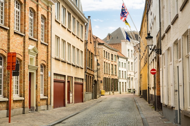 Gemütliche Straße in der alten europäischen Provinzstadt