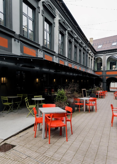 Gemütliche Straße mit Cafétabeln