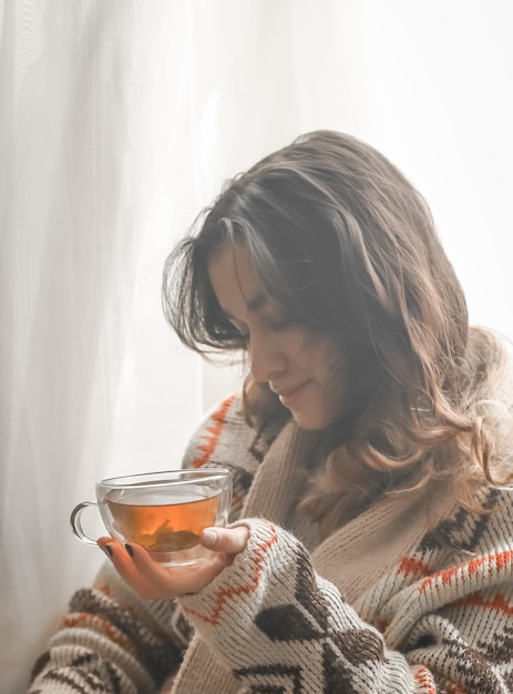 Foto gemütliche tasse tee die frau in den händen