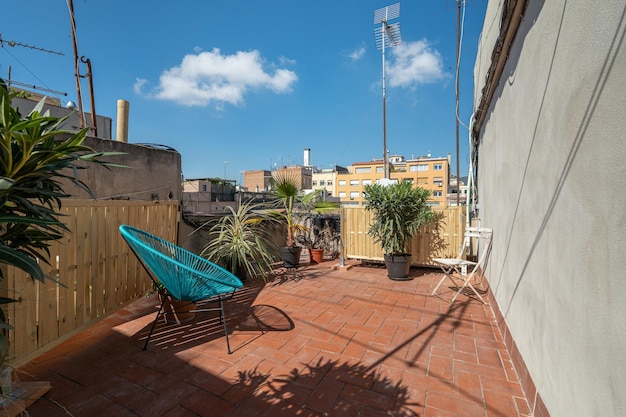 Gemütliche Terrasse mit Sonnenliege und Palmen im Hinterhof eines Hauses in der Gegend von Barcelona an einem