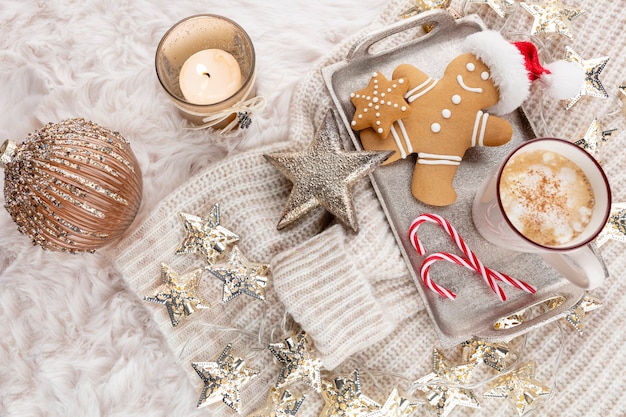 Gemütliche Weihnachtskomposition mit einer Tasse und Keksen. Heiße Schokolade mit Marshmallow.