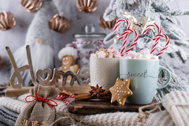 Gemütliche Weihnachtskomposition mit einer Tasse und Keksen. Heiße Schokolade mit Marshmallow.