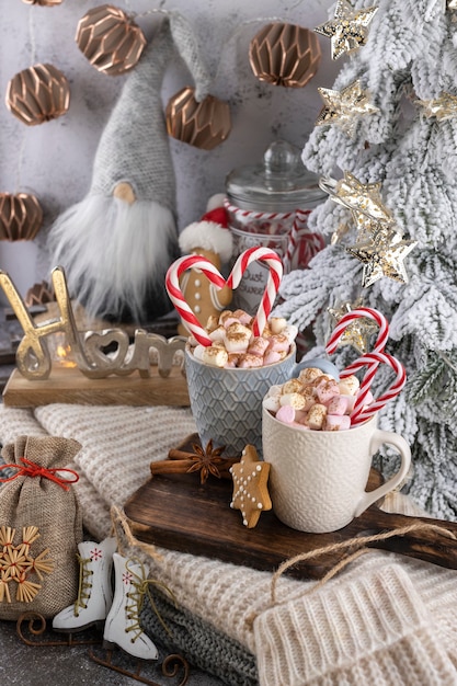 Gemütliche Weihnachtskomposition mit einer Tasse und Keksen. Heiße Schokolade mit Marshmallow.