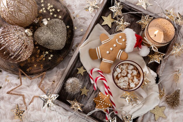 Gemütliche Weihnachtskomposition mit einer Tasse und Keksen. Heiße Schokolade mit Marshmallow.