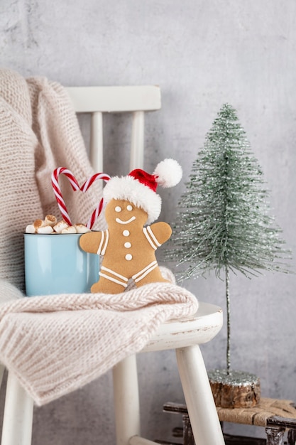 Gemütliche Weihnachtskomposition mit einer Tasse und Keksen. Heiße Schokolade mit Marshmallow.