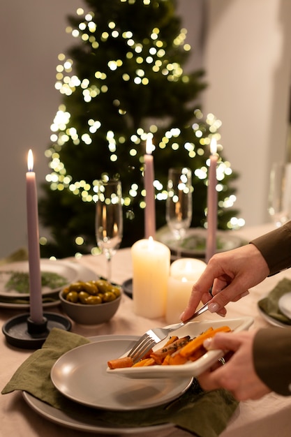 Gemütliche Winterszenen mit der Familie