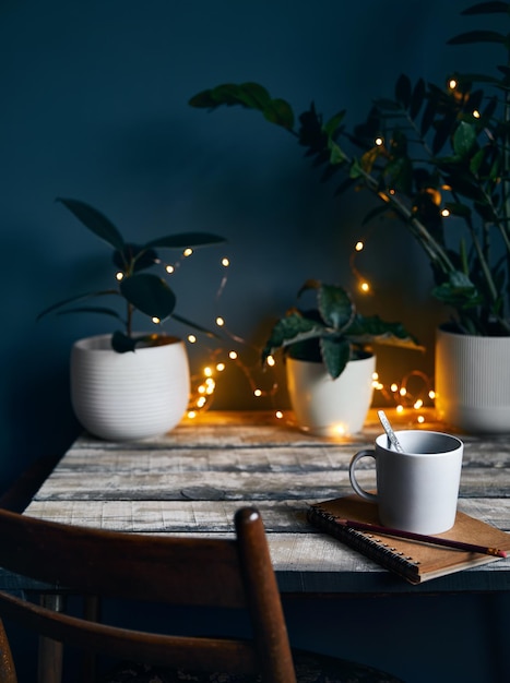 Gemütlicher Arbeitsbereich mit Pflanzen im Loft-Interieur