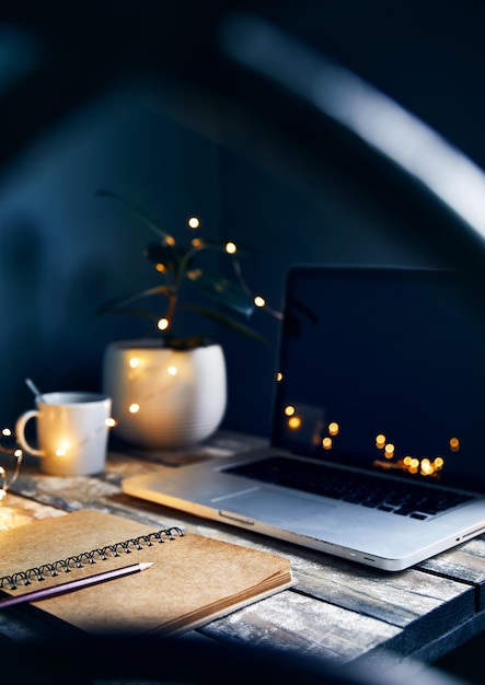 Gemütlicher Arbeitsplatz im Loft-Interieur