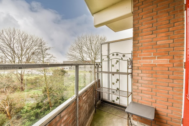 Gemütlicher Balkon mit Blick auf die Stadt