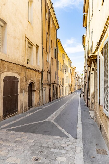 Gemütlicher Blick auf die Straße mit Türen und bunten Wänden. Traditionell Südfrankreich, Italien, Mittelmeer