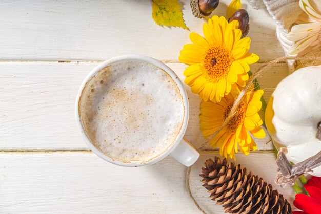 gemütlicher Herbst mit heißer Kaffee Latte Tasse