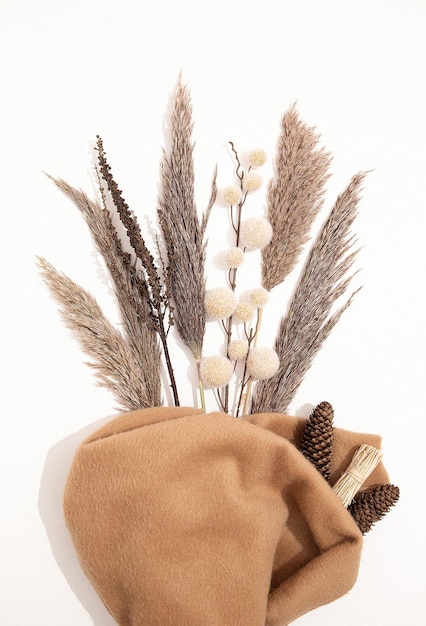 Gemütlicher herbst-winter-hintergrund mit herbst-brunch-dekor und warmem wollschal