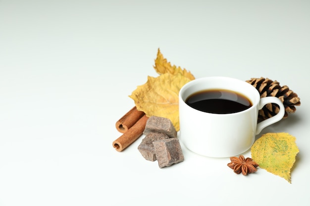 Gemütlicher Herbstkonzepthintergrund mit Kaffeegetränk