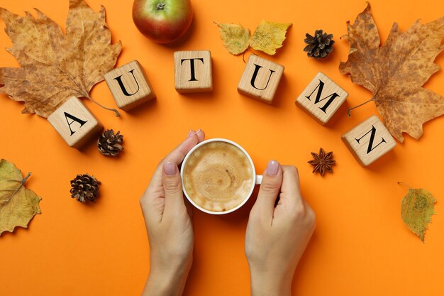 Gemütlicher Herbstkonzepthintergrund mit Kaffeegetränk