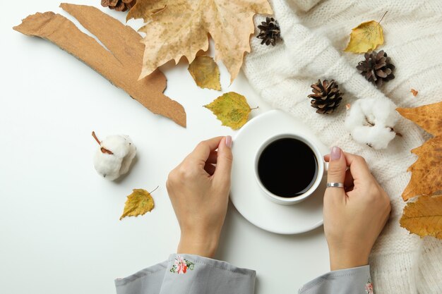 Gemütlicher Herbstkonzepthintergrund mit Kaffeegetränk