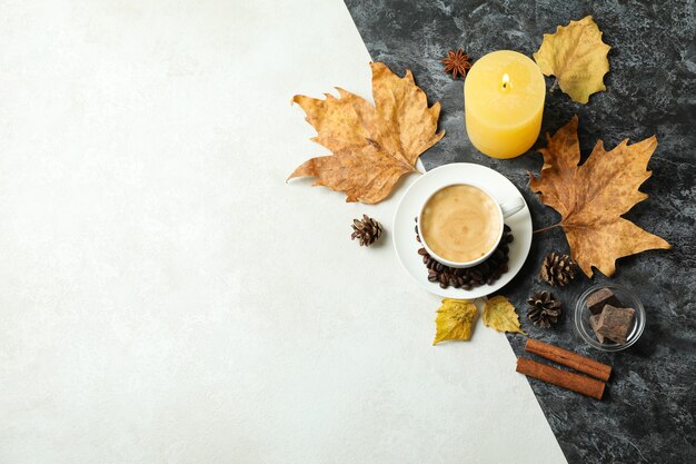 Gemütlicher Herbstkonzepthintergrund mit Kaffeegetränk