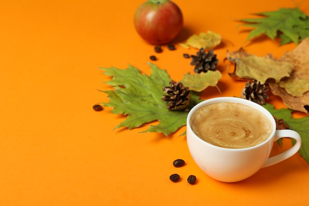 Gemütlicher Herbstkonzepthintergrund mit Kaffeegetränk