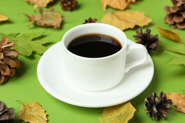 Gemütlicher Herbstkonzepthintergrund mit Kaffeegetränk