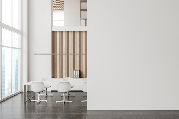 Gemütlicher Konferenzraum mit Tafel in der Nähe der Fensterwand