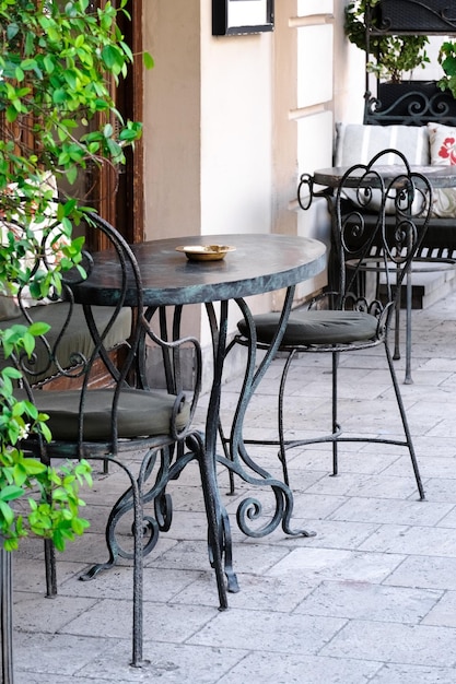 Gemütlicher Vintage-Café-Tisch auf der Straße