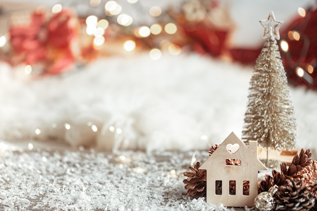 Gemütlicher winterweihnachtshintergrund mit bokeh- und holzdekordetails auf einem hellen hintergrund.