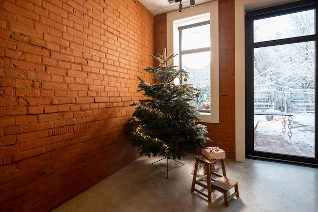 Gemütlicher Wohnzimmerinnenraum mit Weihnachtsbaum