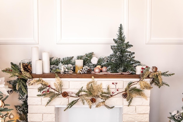 Gemütliches Apartmentzimmer mit grünem Christbaumschmuck