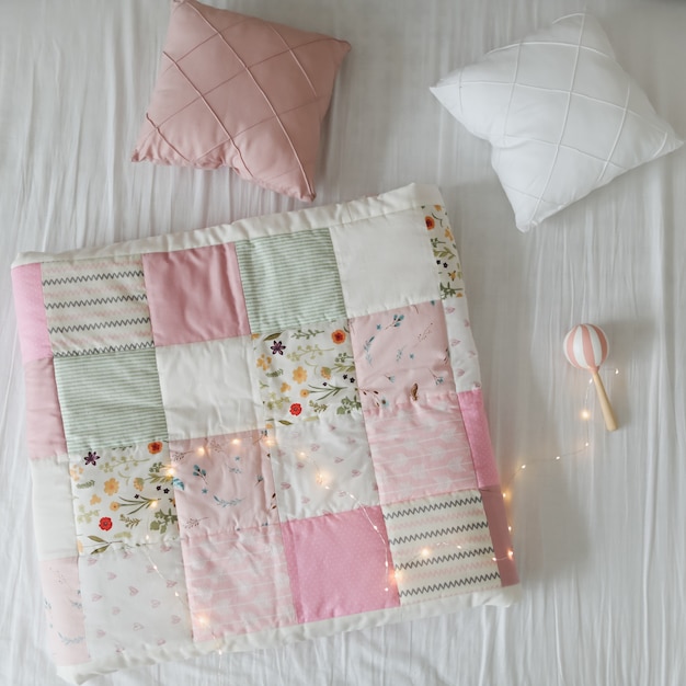 Foto gemütliches babybett mit einer patchworkdecke