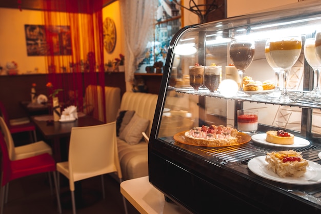 Gemütliches Café-Schaufenster mit süßen Desserts