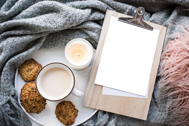 Gemütliches Heimarrangement mit Kaffeetasse und leerem Klemmbrettmodell