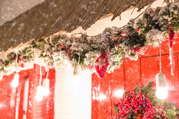 Gemütliches Interieur des neuen Jahres mit Weihnachtsbaum und Girlanden