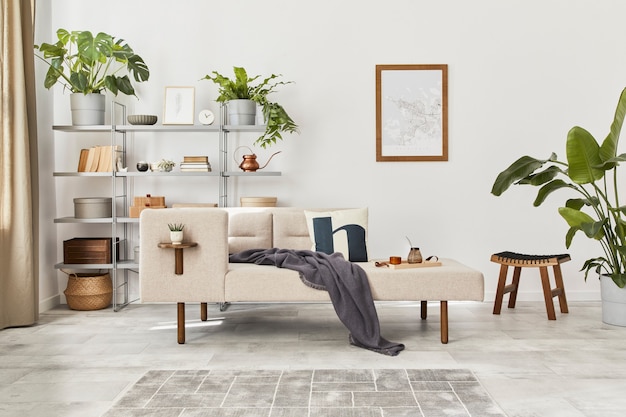 Gemütliches Interieur mit stilvollem Sofa, Design-Couchtisch, Bücherregal, Pflanzen, Teppich, Dekoration, Posterkarte und eleganten persönlichen Accessoires. Neutrales Wohnzimmer im klassischen Haus. Vorlage.