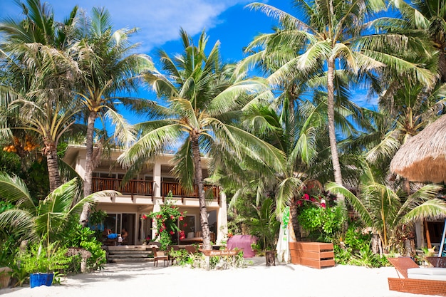 Foto gemütliches kleines hotel in einem tropischen, exotischen resort am weißen sandstrand