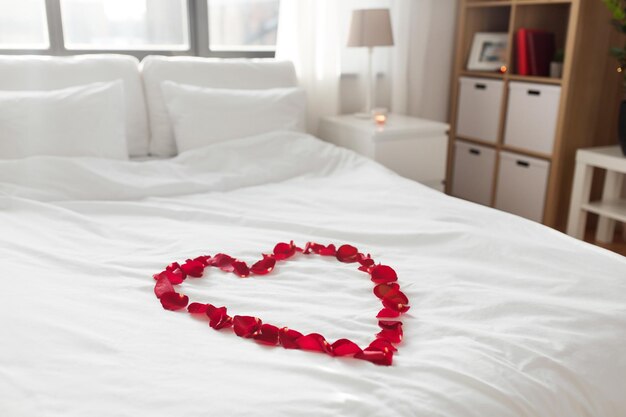 Foto gemütliches schlafzimmer, das für den valentinstag dekoriert wurde