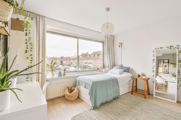 Gemütliches Schlafzimmer mit Spiegel und Fenster