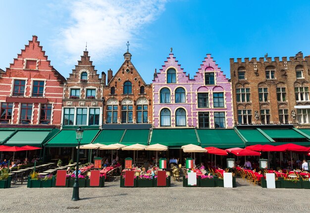 Gemütliches Straßencafé und alte Gebäudefassaden in der alten europäischen Touristenstadt.