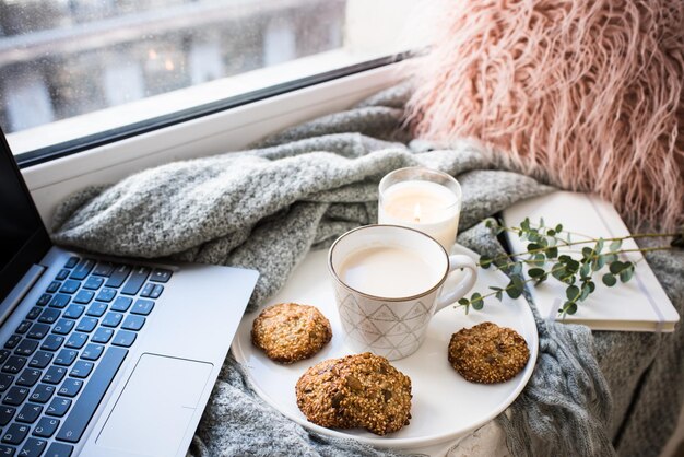 Foto gemütliches wochenendfrühstück mit tasse kaffee und keksen auf keramiktablett