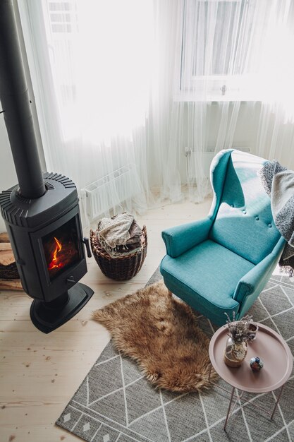 Gemütliches Wohnzimmer mit Kamin, Sessel und Teppich