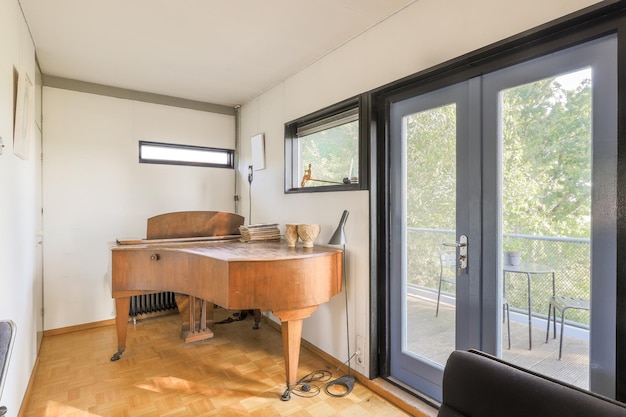 Gemütliches Zimmer mit Klavier und Balkontür