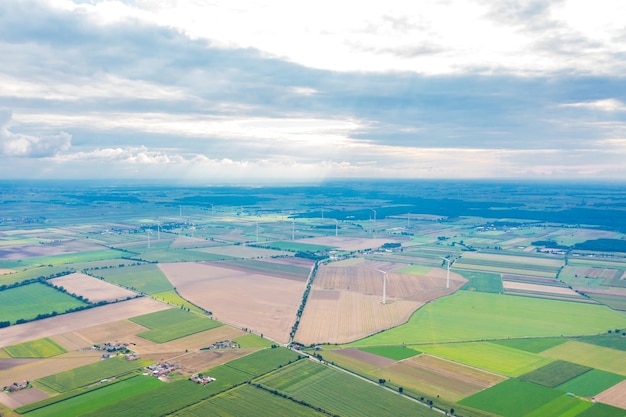 Genähte Panorschöne Aussicht aus großer Höhe auf bunte Felder, vor dem Hintergrund des sommerblauen Himmels, Sommerlandschaft mit Drohne, grünes Feldama