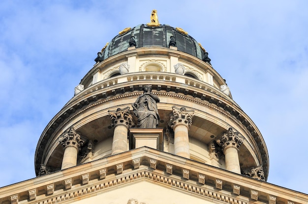 Gendarmenmarkt em Berlim, Alemanha Vista da Catedral Alemã