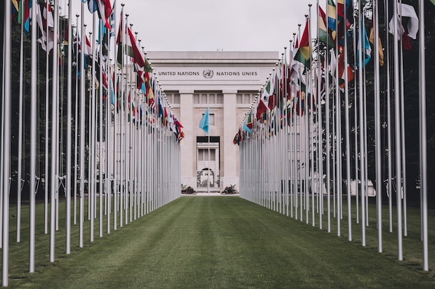 Genebra, Suíça - 1 de julho de 2017: Bandeiras nacionais na entrada do escritório da ONU em Genebra, Suíça. A Organização das Nações Unidas foi criada em Genebra em 1947 e é o segundo maior escritório da ONU